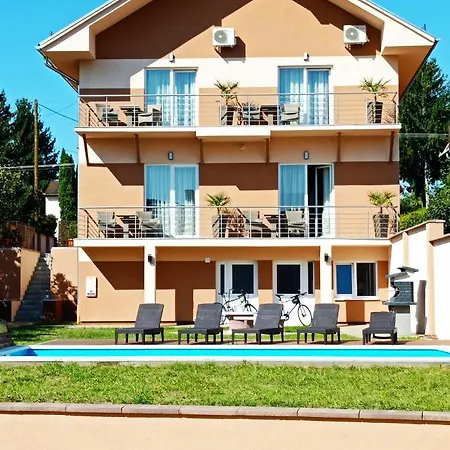 Karos Bianco Apartmanhaz דירה