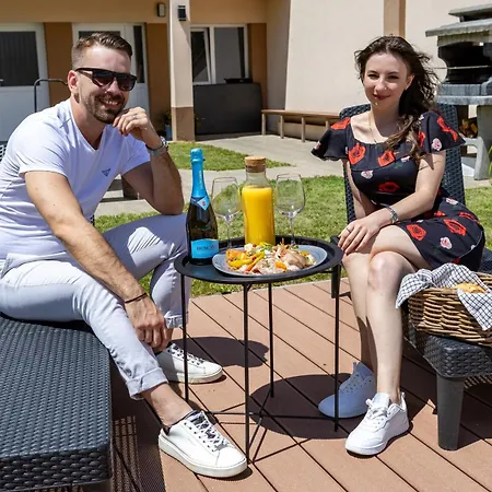 דירה Karos Bianco Apartmanhaz *